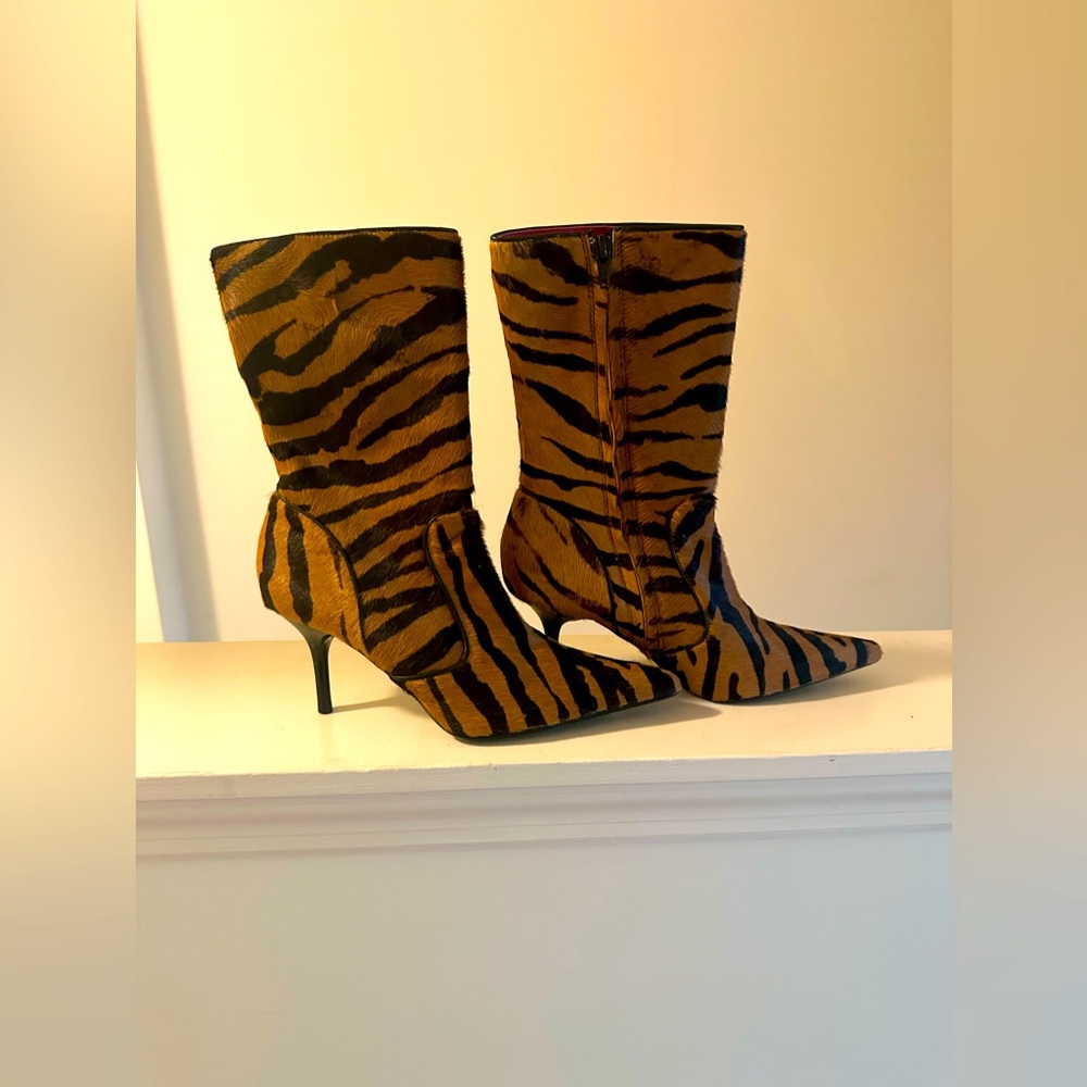 Hot Animal print Steve Madden size 6 boots w/2 inch heel never worn, great style
